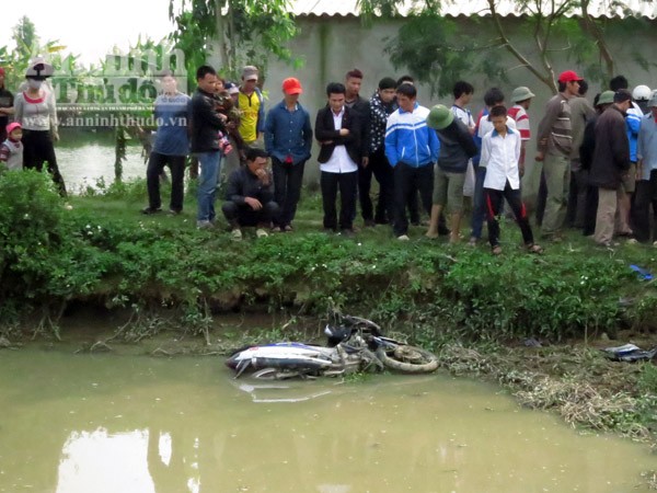 Xe máy mất lái lao xuống hồ, 2 thanh niên tử nạn ảnh 2 Xe máy mất lái lao xuống hồ, 2 thanh niên tử nạn ảnh 2