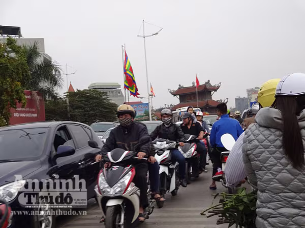 Đổ xô đi mua hoa giá rẻ gây ùn tắc cục bộ trên đường Âu Cơ ảnh 20 Đổ xô đi mua hoa giá rẻ gây ùn tắc cục bộ trên đường Âu Cơ ảnh 20