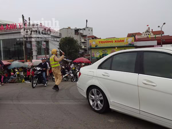 Đổ xô đi mua hoa giá rẻ gây ùn tắc cục bộ trên đường Âu Cơ ảnh 16 Đổ xô đi mua hoa giá rẻ gây ùn tắc cục bộ trên đường Âu Cơ ảnh 16
