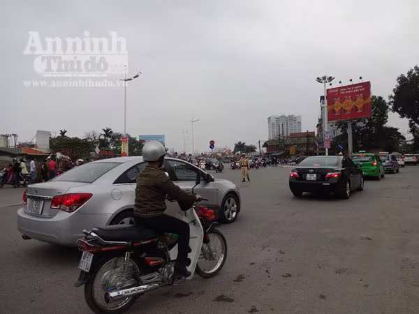 Đổ xô đi mua hoa giá rẻ gây ùn tắc cục bộ trên đường Âu Cơ ảnh 18 Đổ xô đi mua hoa giá rẻ gây ùn tắc cục bộ trên đường Âu Cơ ảnh 18