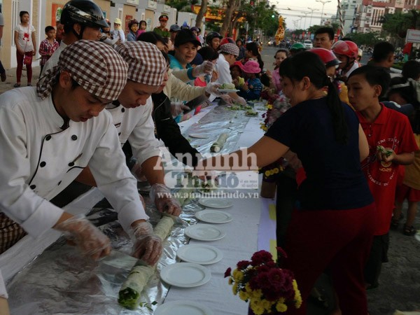 Tưng bừng lễ hội thịt dê và cuốn bánh tráng dài 40m ảnh 1 Tưng bừng lễ hội thịt dê và cuốn bánh tráng dài 40m ảnh 1