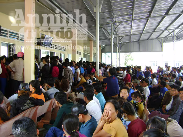 Lượng người làm CMND tăng đột biến, cán bộ làm việc đến 21h ảnh 1 Lượng người làm CMND tăng đột biến, cán bộ làm việc đến 21h ảnh 1