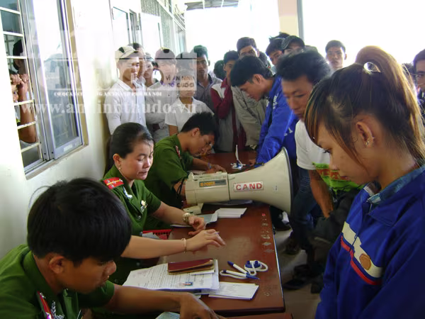 Lượng người làm CMND tăng đột biến, cán bộ làm việc đến 21h ảnh 2 Lượng người làm CMND tăng đột biến, cán bộ làm việc đến 21h ảnh 2