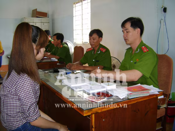 Lượng người làm CMND tăng đột biến, cán bộ làm việc đến 21h ảnh 3 Lượng người làm CMND tăng đột biến, cán bộ làm việc đến 21h ảnh 3