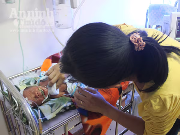 Cứu sống thai nhi 7 tháng bị đẻ rơi vào bồn cầu ảnh 1 Cứu sống thai nhi 7 tháng bị đẻ rơi vào bồn cầu ảnh 1