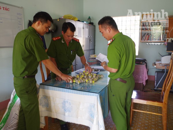 Bắt quả tang đối tượng vận chuyển 300 quả pháo ông sư ảnh 1 Bắt quả tang đối tượng vận chuyển 300 quả pháo ông sư ảnh 1