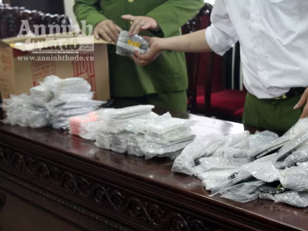 Bắt giữ hàng trăm chiếc điện thoại, máy tính bảng không rõ nguồn gốc ảnh 2 Bắt giữ hàng trăm chiếc điện thoại, máy tính bảng không rõ nguồn gốc ảnh 2