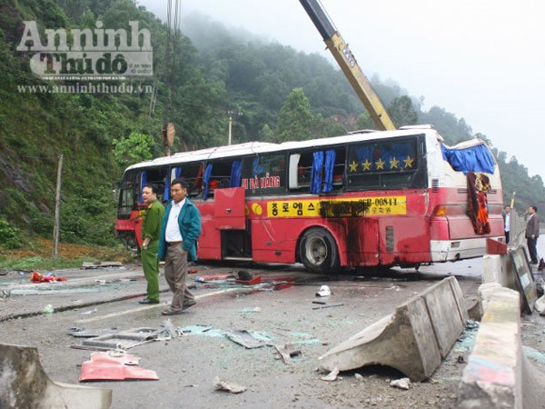 Xe giường nằm lật nghiêng bên đường, 9 người thoát chết trong gang tấc ảnh 2 Xe giường nằm lật nghiêng bên đường, 9 người thoát chết trong gang tấc ảnh 2