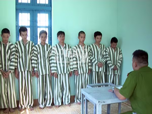 Bắt, giữ người trái pháp luật, hành hung trọng thương nạn nhân ảnh 1