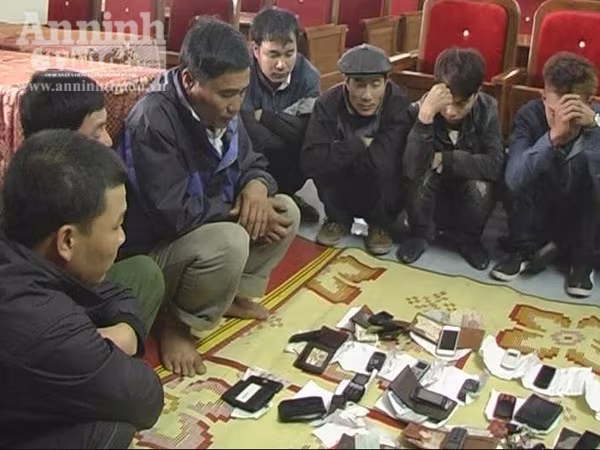 Bắt quả tang 20 con bạc say sưa sát phạt giữa đầm tôm ảnh 1