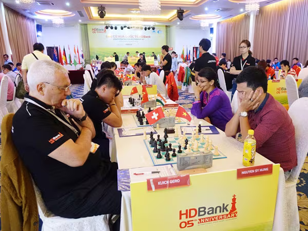 Giải Cờ vua Quốc tế HDBank 2015: Quang Liêm giữ mạch bất bại ảnh 2 Giải Cờ vua Quốc tế HDBank 2015: Quang Liêm giữ mạch bất bại ảnh 2