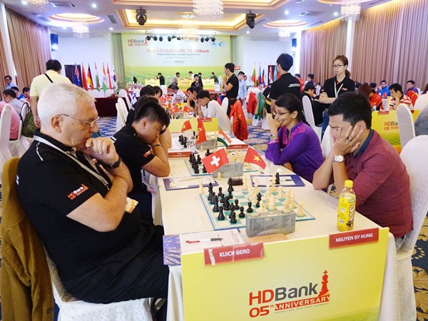 Giải Cờ vua Quốc tế HDBank 2015: Quang Liêm giữ mạch bất bại ảnh 2 Giải Cờ vua Quốc tế HDBank 2015: Quang Liêm giữ mạch bất bại ảnh 2