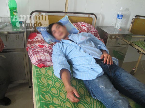Lái, phụ xe "giường nằm cao cấp" đón tiếp khách bằng...tuýp sắt, búa đinh ảnh 1 Lái, phụ xe "giường nằm cao cấp" đón tiếp khách bằng...tuýp sắt, búa đinh ảnh 1