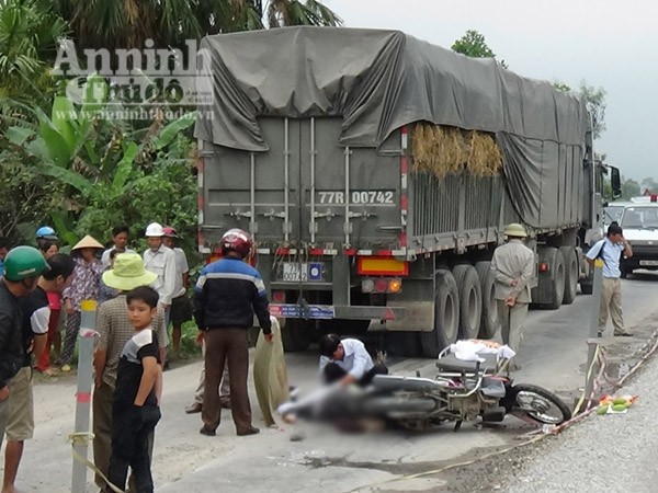 Bị xe rơ-moóc đâm trúng, chồng chết vợ trọng thương ảnh 1 Bị xe rơ-moóc đâm trúng, chồng chết vợ trọng thương ảnh 1