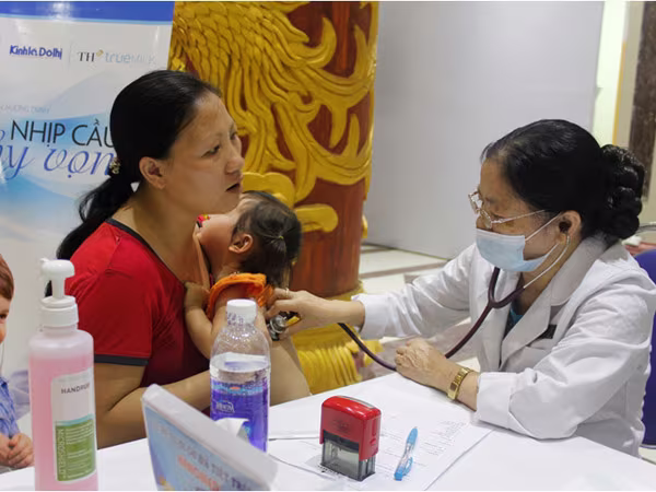 300 trẻ em ở "làng ô nhiễm" được Vinmec khám sức khỏe miễn phí ảnh 1 300 trẻ em ở "làng ô nhiễm" được Vinmec khám sức khỏe miễn phí ảnh 1
