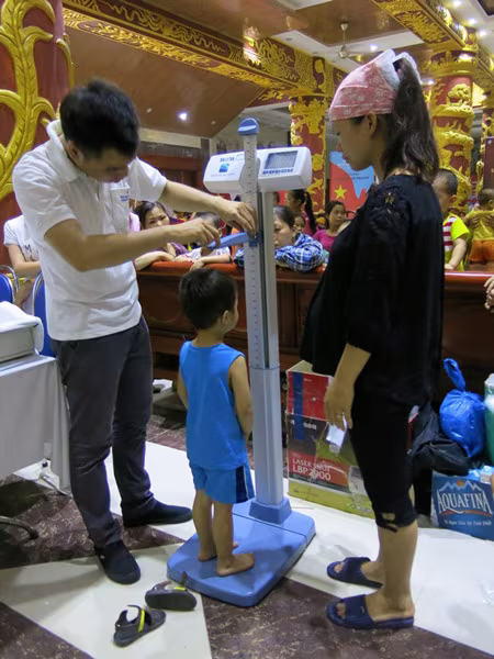 300 trẻ em ở "làng ô nhiễm" được Vinmec khám sức khỏe miễn phí ảnh 2 300 trẻ em ở "làng ô nhiễm" được Vinmec khám sức khỏe miễn phí ảnh 2