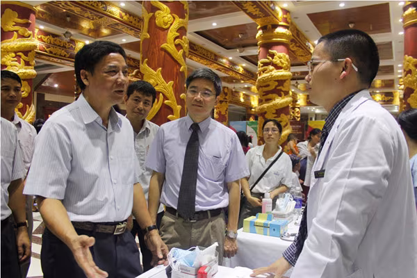 300 trẻ em ở "làng ô nhiễm" được Vinmec khám sức khỏe miễn phí ảnh 3 300 trẻ em ở "làng ô nhiễm" được Vinmec khám sức khỏe miễn phí ảnh 3