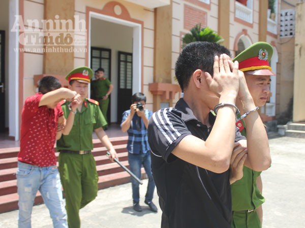 Hai nam thanh niên quan hệ với bé gái 12 tuổi ảnh 1 Hai nam thanh niên quan hệ với bé gái 12 tuổi ảnh 1