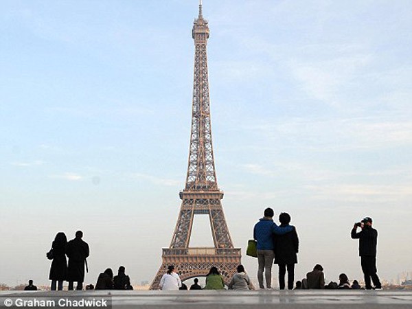 Tháp Eiffel đóng cửa tạm thời vì nạn móc túi ảnh 1 Tháp Eiffel đóng cửa tạm thời vì nạn móc túi ảnh 1