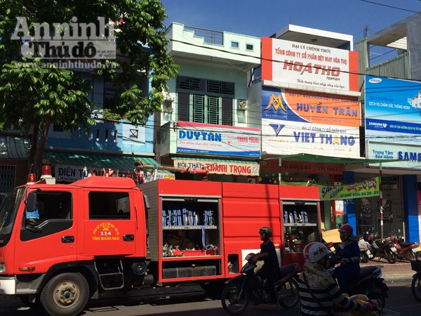 Cháy lớn thiêu rụi một cửa hàng đồ nội thất ảnh 2 Cháy lớn thiêu rụi một cửa hàng đồ nội thất ảnh 2