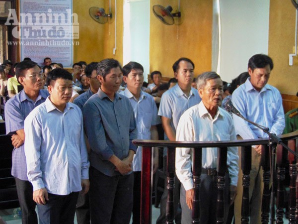 Hà Tĩnh: Cố ý làm sai, nguyên Phó Chủ tịch huyện cùng 8 cán bộ hầu tòa ảnh 1 Hà Tĩnh: Cố ý làm sai, nguyên Phó Chủ tịch huyện cùng 8 cán bộ hầu tòa ảnh 1