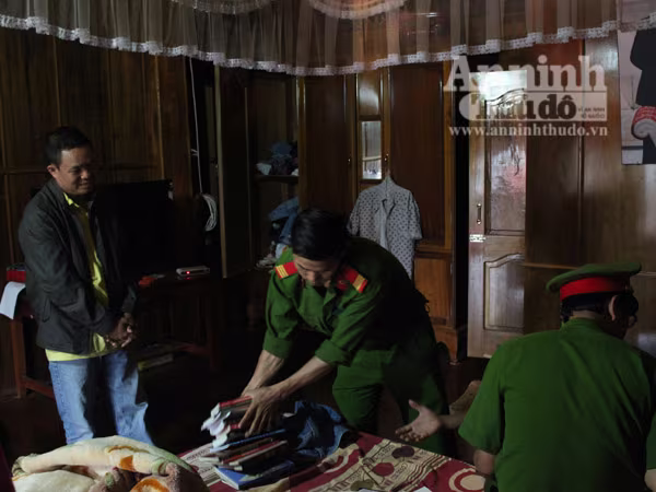 Khởi tố, tạm giam 23 đối tượng cưa sập nhà dân, tưới xăng thiêu rụi căn nhà ảnh 1