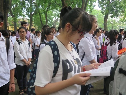 Audio 24-6-2015: Chưa vào bờ, bão số 1 đã nhấn chìm 2 tàu, 1 người bị thương ảnh 2 Audio 24-6-2015: Chưa vào bờ, bão số 1 đã nhấn chìm 2 tàu, 1 người bị thương ảnh 2