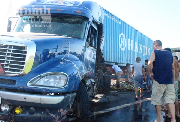 Mất lái, xe tải đâm vào xe container, tài xế bị thương nặng ảnh 2 Mất lái, xe tải đâm vào xe container, tài xế bị thương nặng ảnh 2