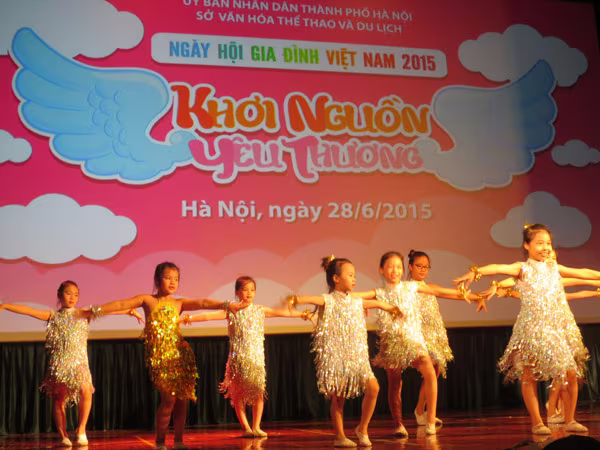 Ngày Gia đình Việt Nam 28-6: “Khơi nguồn yêu thương” ảnh 1 Ngày Gia đình Việt Nam 28-6: “Khơi nguồn yêu thương” ảnh 1