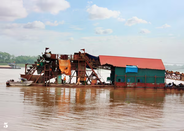 "Đi săn" tàu cuốc hút cát trộm trên sông Hồng ảnh 4 "Đi săn" tàu cuốc hút cát trộm trên sông Hồng ảnh 4