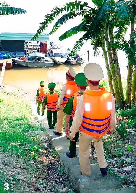 "Đi săn" tàu cuốc hút cát trộm trên sông Hồng ảnh 2 "Đi săn" tàu cuốc hút cát trộm trên sông Hồng ảnh 2