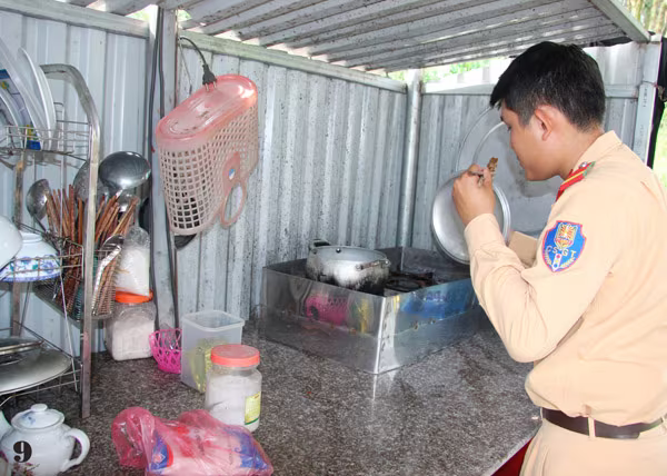 "Đi săn" tàu cuốc hút cát trộm trên sông Hồng ảnh 7 "Đi săn" tàu cuốc hút cát trộm trên sông Hồng ảnh 7