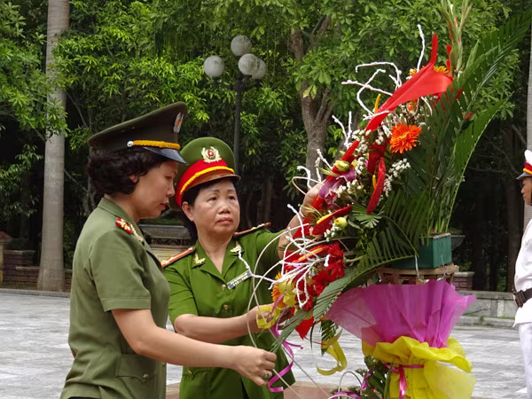 Phụ nữ Cụm thi đua số 3 CATP Hà Nội về nguồn báo công dâng Bác ảnh 7 Phụ nữ Cụm thi đua số 3 CATP Hà Nội về nguồn báo công dâng Bác ảnh 7