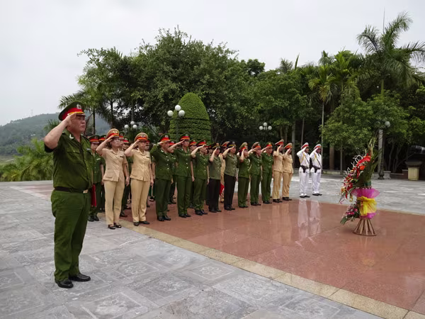 Phụ nữ Cụm thi đua số 3 CATP Hà Nội về nguồn báo công dâng Bác ảnh 6 Phụ nữ Cụm thi đua số 3 CATP Hà Nội về nguồn báo công dâng Bác ảnh 6