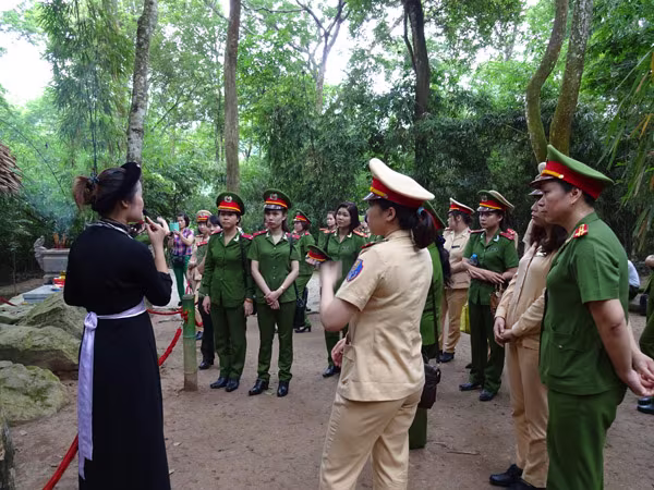 Phụ nữ Cụm thi đua số 3 CATP Hà Nội về nguồn báo công dâng Bác ảnh 2 Phụ nữ Cụm thi đua số 3 CATP Hà Nội về nguồn báo công dâng Bác ảnh 2