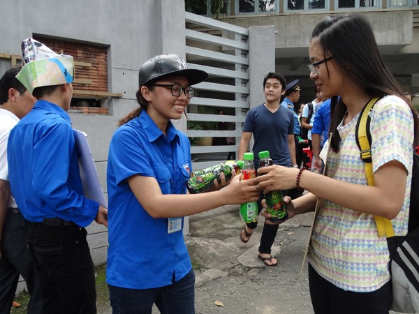 2.000 chai nước giải khát "tiếp sức" mùa thi ảnh 1 2.000 chai nước giải khát "tiếp sức" mùa thi ảnh 1