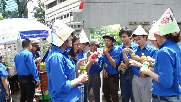 2.000 chai nước giải khát "tiếp sức" mùa thi ảnh 2 2.000 chai nước giải khát "tiếp sức" mùa thi ảnh 2