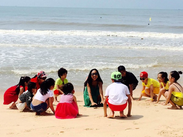 Đoan Trang - Hà Lê đưa trò cưng đi biển "xả stress" ảnh 2 Đoan Trang - Hà Lê đưa trò cưng đi biển "xả stress" ảnh 2