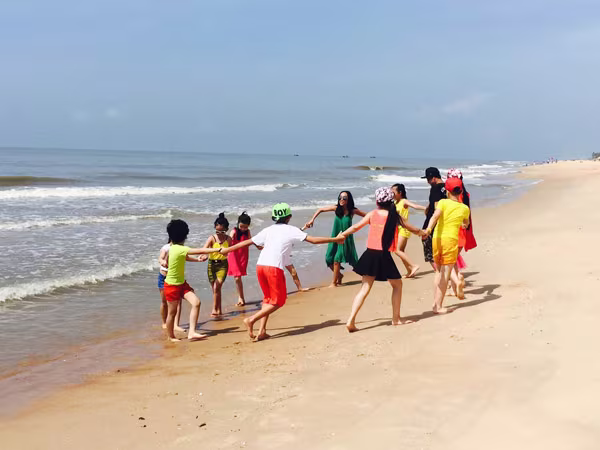 Đoan Trang - Hà Lê đưa trò cưng đi biển "xả stress" ảnh 4 Đoan Trang - Hà Lê đưa trò cưng đi biển "xả stress" ảnh 4