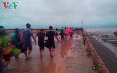 Du khách dồn ra cầu cảng Cô Tô ngóng tàu trở về đất liền ảnh 1