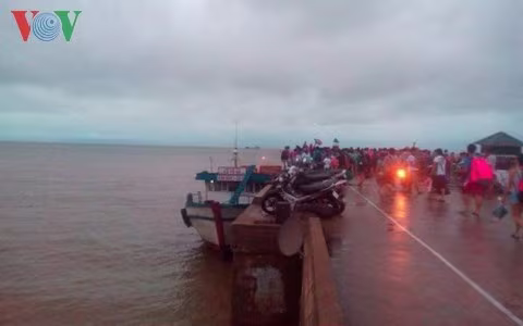 Du khách dồn ra cầu cảng Cô Tô ngóng tàu trở về đất liền ảnh 2