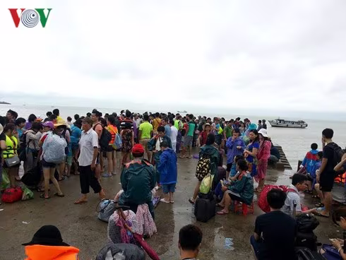 Du khách dồn ra cầu cảng Cô Tô ngóng tàu trở về đất liền ảnh 4 Du khách dồn ra cầu cảng Cô Tô ngóng tàu trở về đất liền ảnh 4