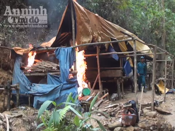 Tập kích bãi vàng suối Đa, sông Bua, bắt giữ 18 đối tượng khai thác vàng trái phép ảnh 2