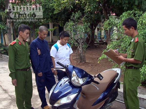 Bắt 2 đối tượng trộm cắp xe máy tại Bản Đôn ảnh 1 Bắt 2 đối tượng trộm cắp xe máy tại Bản Đôn ảnh 1