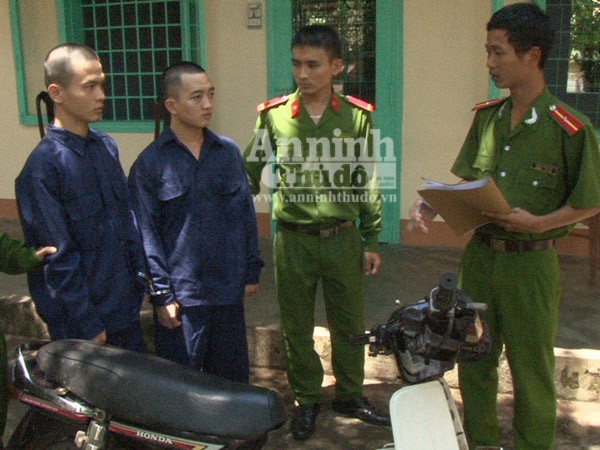 Bắt 2 đối tượng đột nhập nhà dân, trộm cắp xe máy ảnh 1 Bắt 2 đối tượng đột nhập nhà dân, trộm cắp xe máy ảnh 1