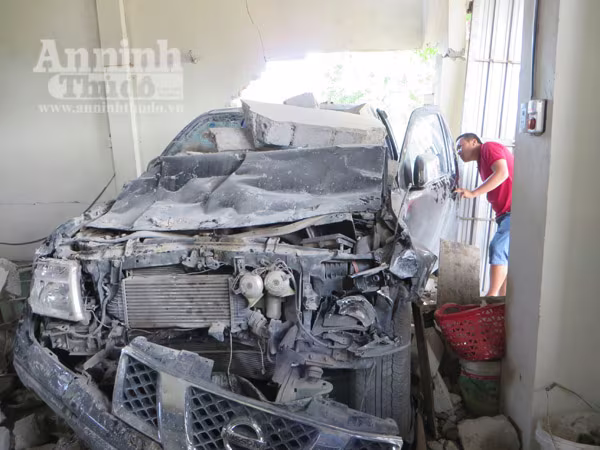 Xe bán tải đâm sập nhà dân, lái xe cố tháo biển số trước khi nhập viện ảnh 2 Xe bán tải đâm sập nhà dân, lái xe cố tháo biển số trước khi nhập viện ảnh 2