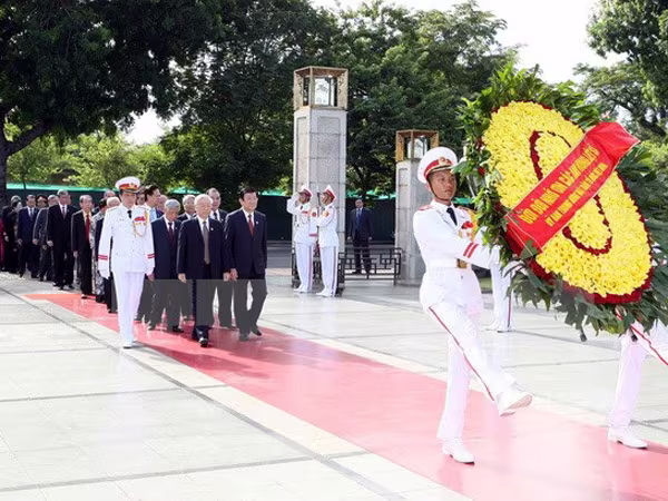 Lãnh đạo Đảng, Nhà nước viếng lăng Bác và tưởng niệm Anh hùng liệt sỹ ảnh 1 Lãnh đạo Đảng, Nhà nước viếng lăng Bác và tưởng niệm Anh hùng liệt sỹ ảnh 1