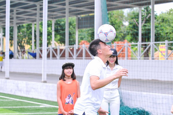 Thủy Tiên "ép" Công Vinh chơi bóng với trò cưng ảnh 6 Thủy Tiên "ép" Công Vinh chơi bóng với trò cưng ảnh 6