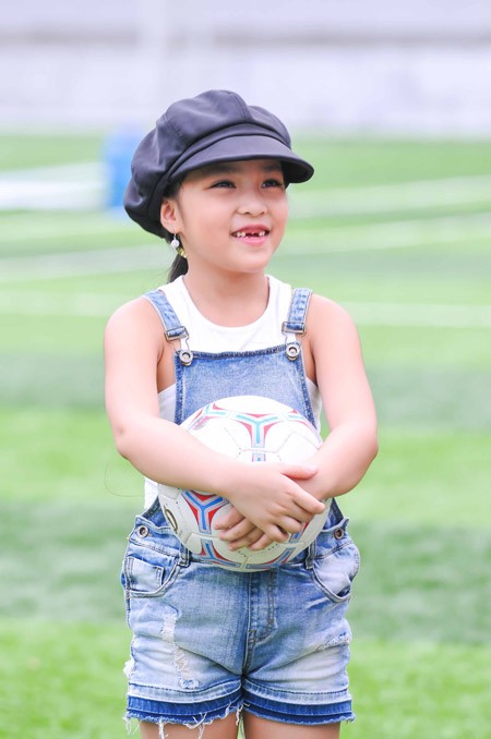 Thủy Tiên "ép" Công Vinh chơi bóng với trò cưng ảnh 8 Thủy Tiên "ép" Công Vinh chơi bóng với trò cưng ảnh 8