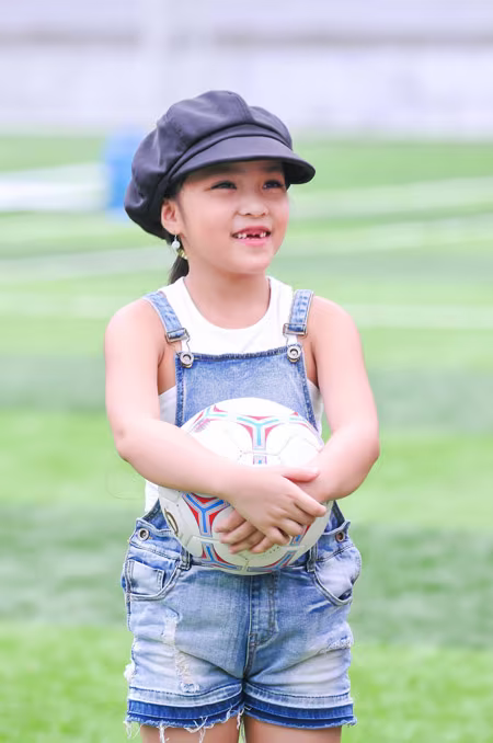 Thủy Tiên "ép" Công Vinh chơi bóng với trò cưng ảnh 8 Thủy Tiên "ép" Công Vinh chơi bóng với trò cưng ảnh 8